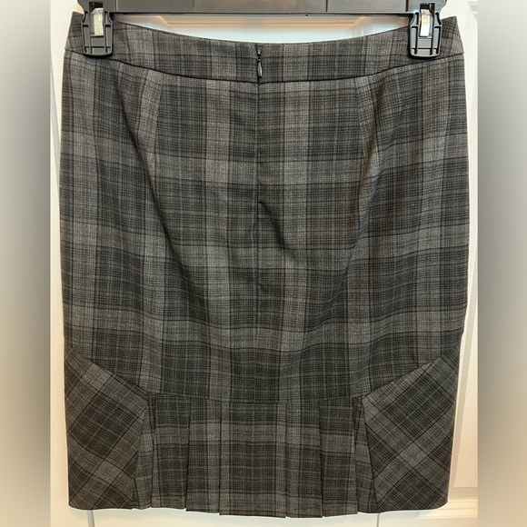 Merona Collection pencil skirt with back zipper and pleats at hem - Picture 2 of 5